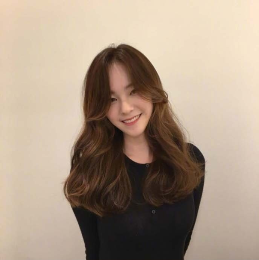 适合秋冬的棕色系大波浪卷发型美女自拍照