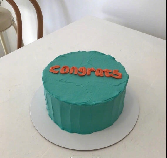 极简风生日蛋糕图片