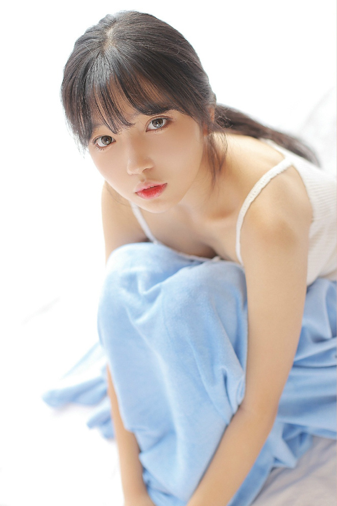 宅男女神酥胸美乳性感吊带诱惑图片