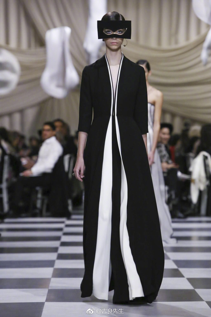 欧美时尚品牌DIOR 2018春季高定秀的主色调是黑与