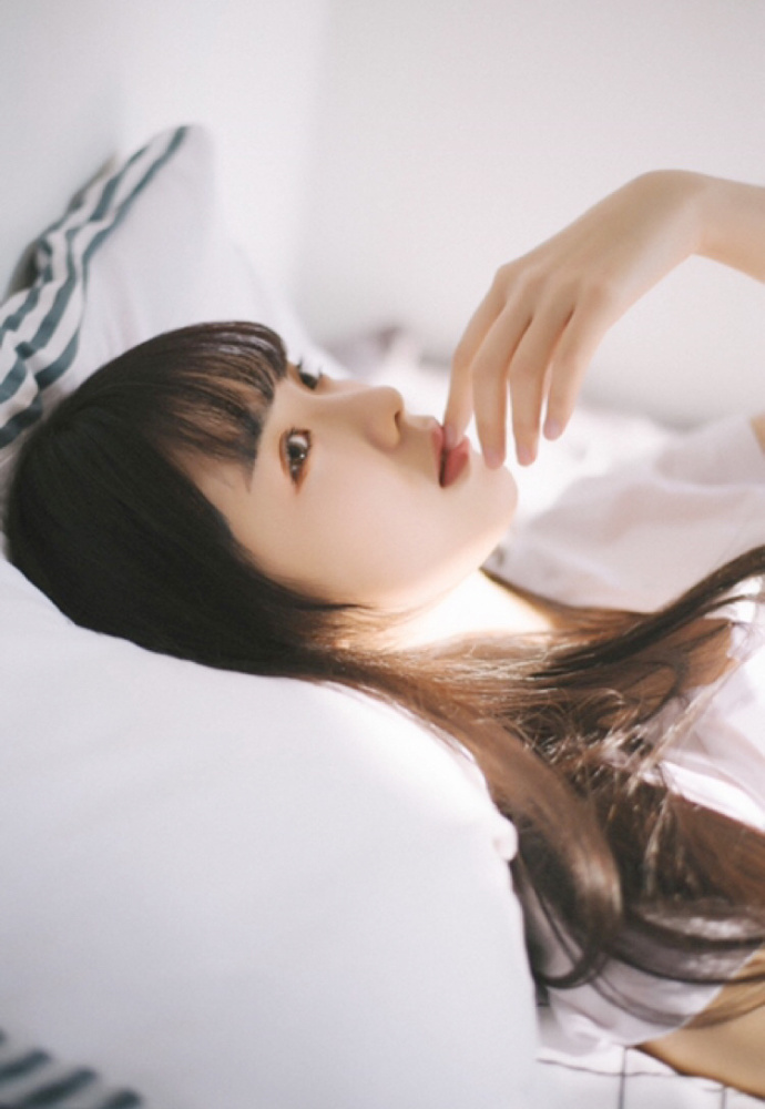 长发美女尤物T恤短裤大长腿床上性感写真