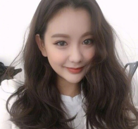 中长发发型的妹子可考虑弄的大波浪中长卷发参