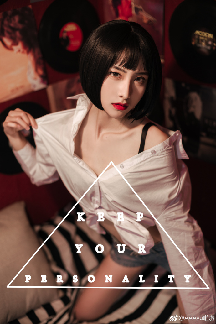 性感美女模特AAAyu啦啦白衬衫搭配大红唇诱惑福利