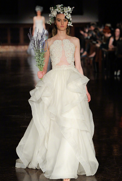 Reem Acra Bridal Spring 2019戴花冠的新娘婚纱礼服图片