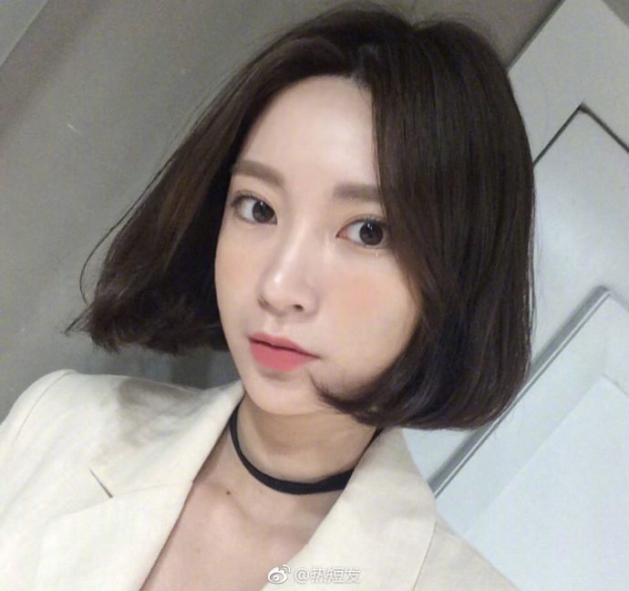 瓜子脸美女短发自拍照