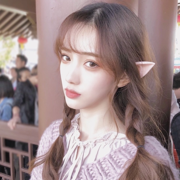 瓜子脸美女留着中长发唯美自拍照