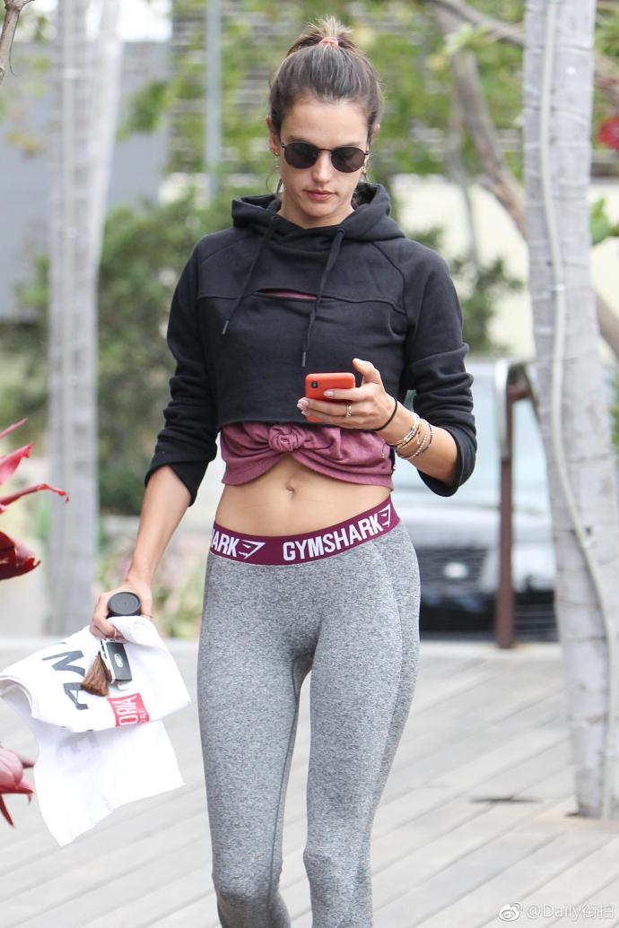 欧美美女巴西天使Alessandra Ambrosio在洛杉矶出街前