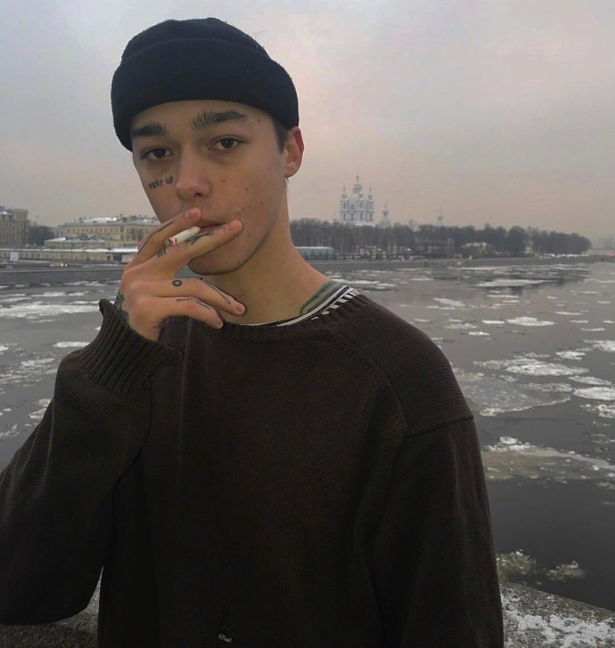 痞帅痞帅的俄罗斯小哥哥脸上有纹身wakeup ​​​