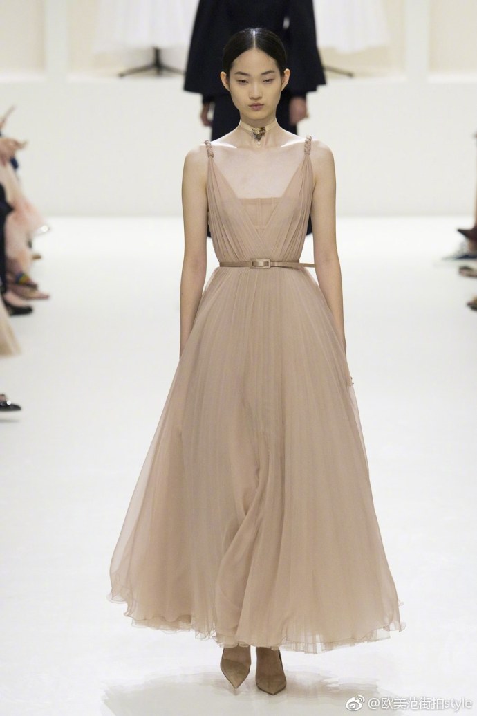 Dior优雅迷人的气质裸色婚纱礼服图片