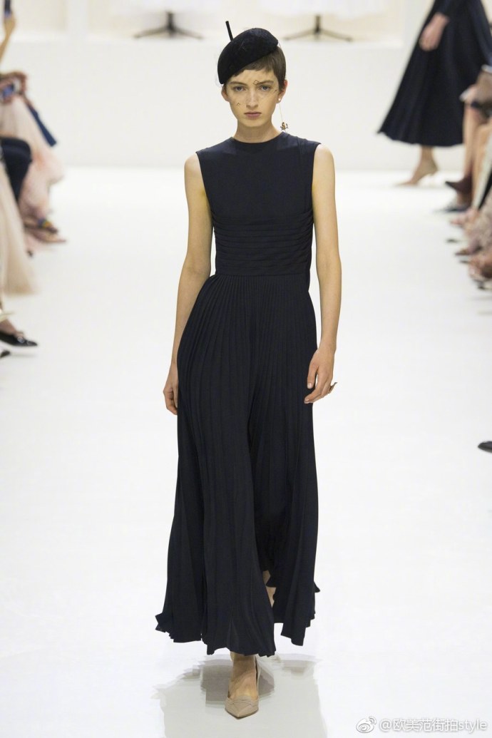 Dior时髦经典极简主义黑色礼服图片