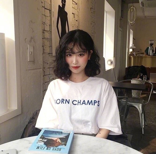 今年超流行的齐肩超卷发发型图片_可爱美女自拍