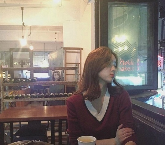 女生中长发发型图片染这个颜色正好