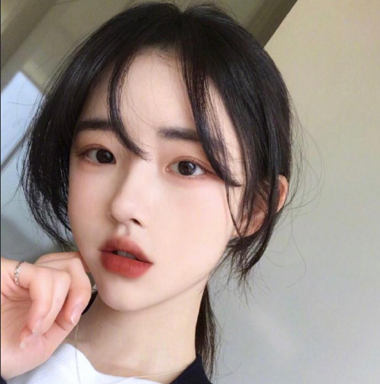 肤白貌美的00后美少女自拍照