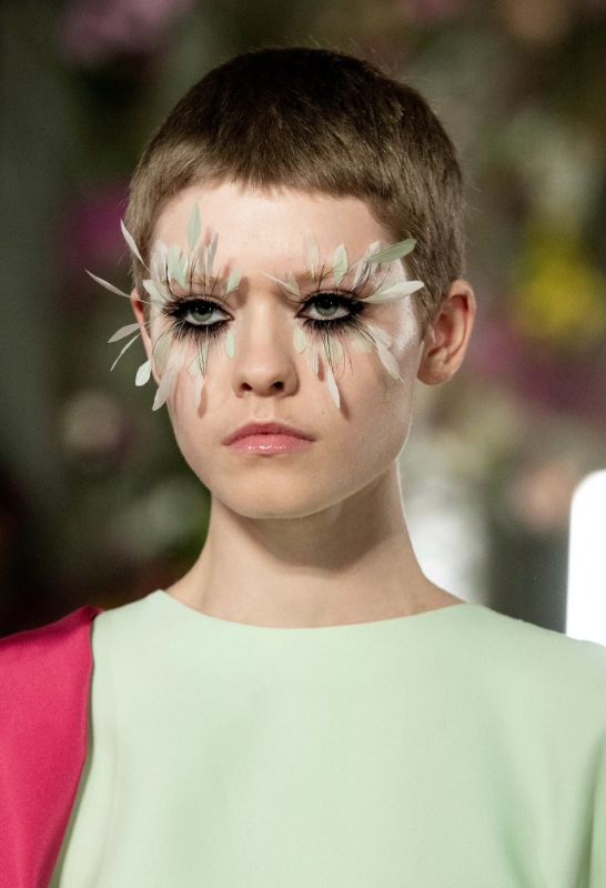 华伦天奴2019春夏高定以“花”为主题模特们眼妆
