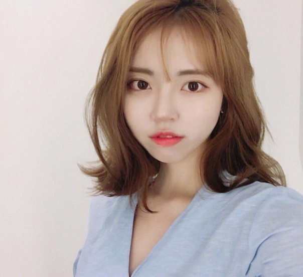 半熟气质hair style可爱美女自拍照