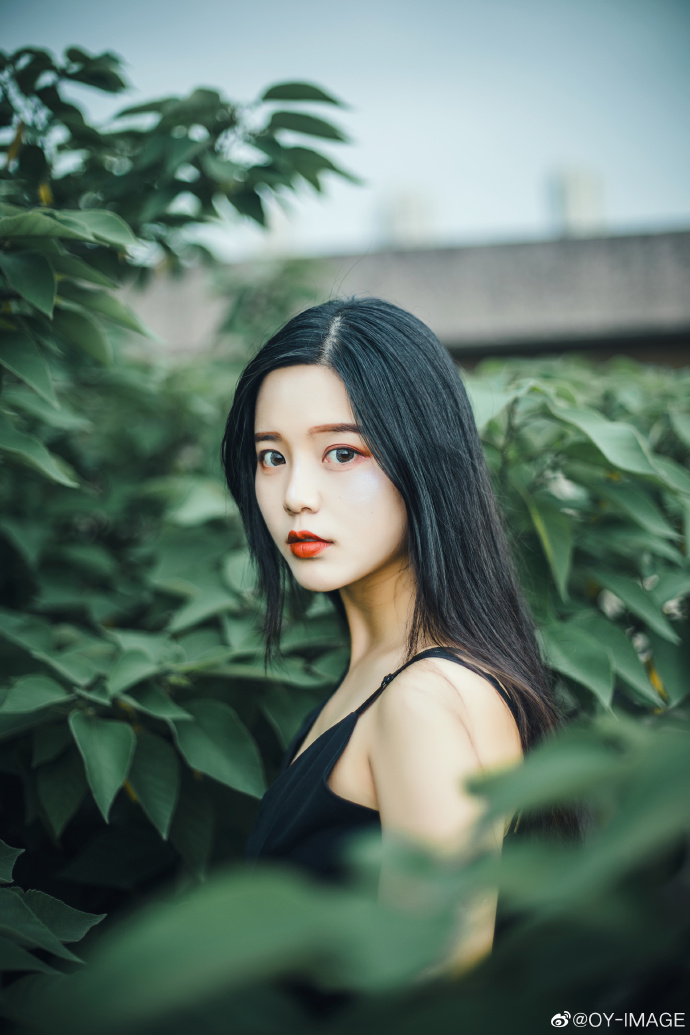 暗黑系黑色吊带美女图片