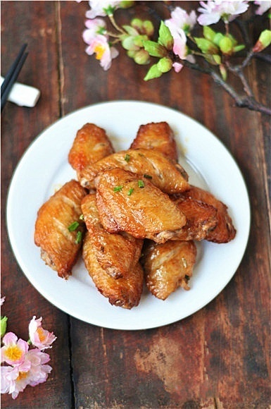 美食诱惑图片 金黄香嫩的蚝油鸡翅的做法