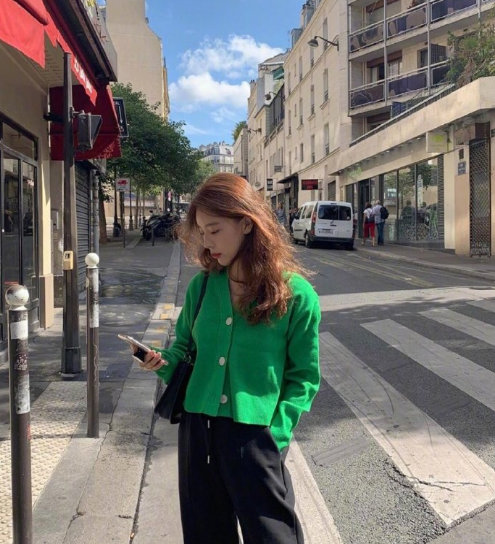 时尚美女的简约穿搭图片