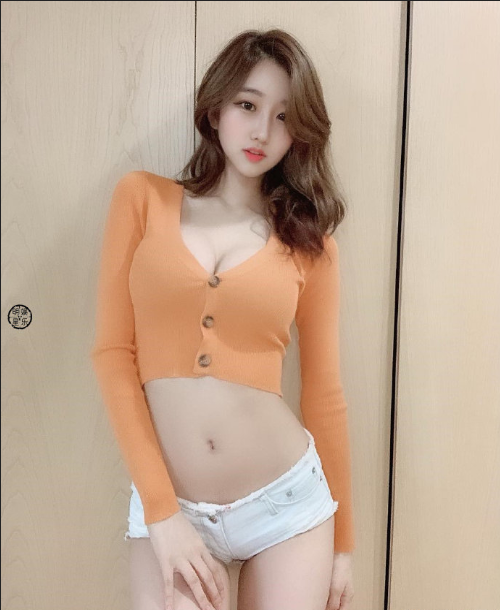 苗条身材的颜值可爱女人图片