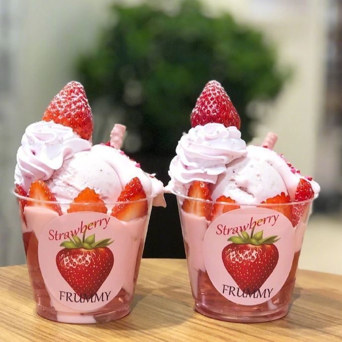 小吃甜品草莓杯草莓冰淇淋图片