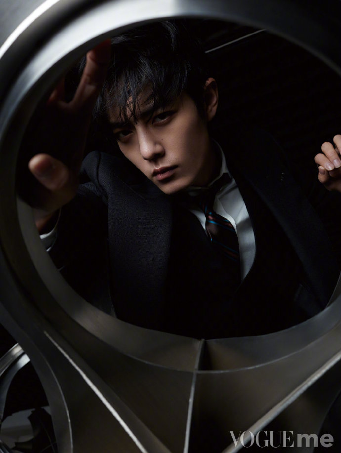 90后男明星肖战《VogueMe》二月刊封面大片怼脸照